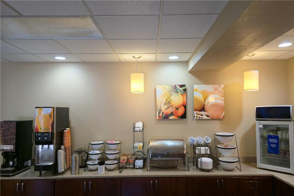 Comfort Inn & Suites Grafton-Cedarburg Restaurant photo