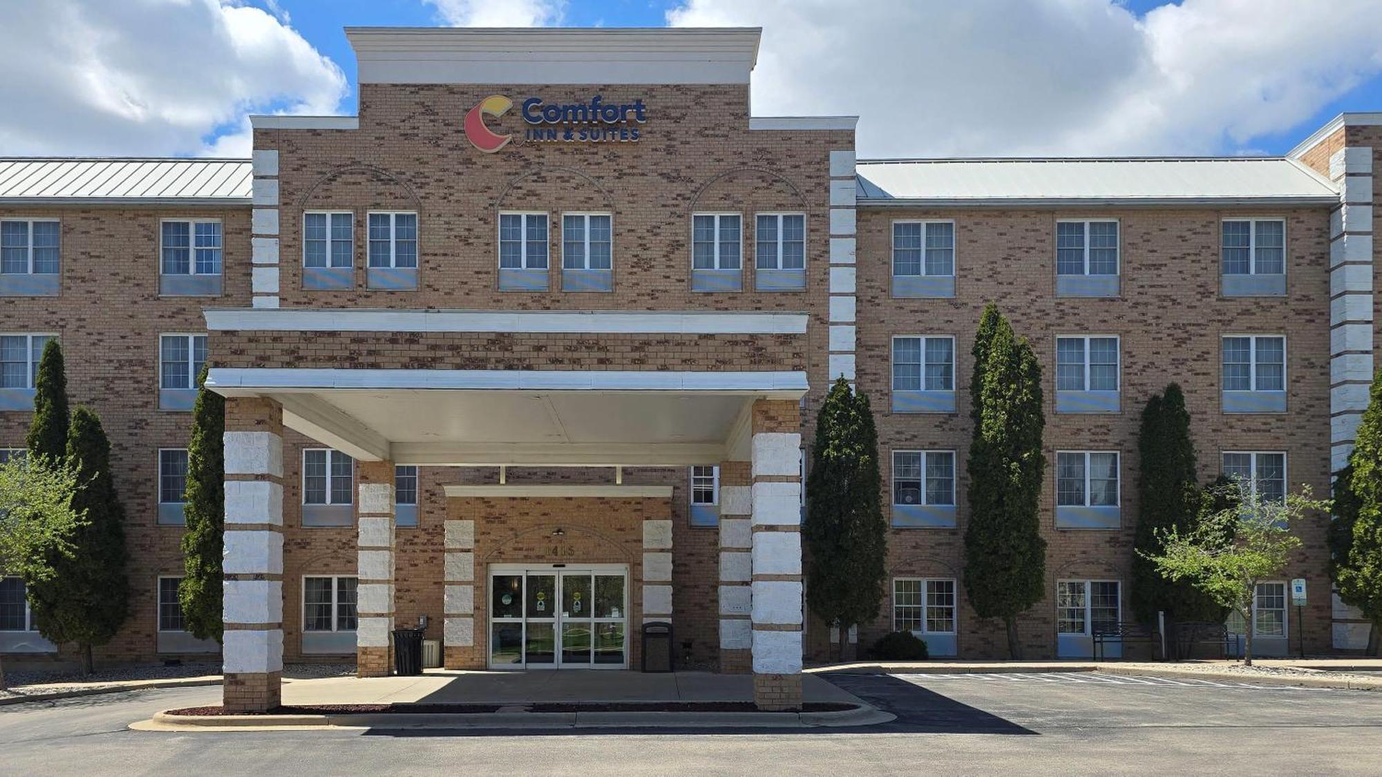 Comfort Inn & Suites Grafton-Cedarburg Exterior photo