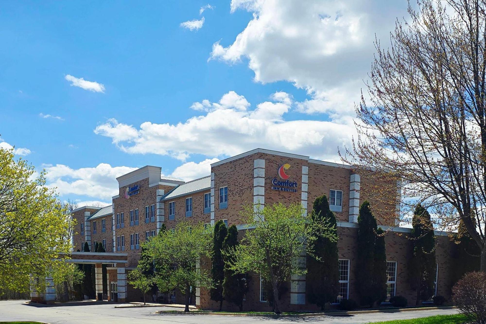 Comfort Inn & Suites Grafton-Cedarburg Exterior photo
